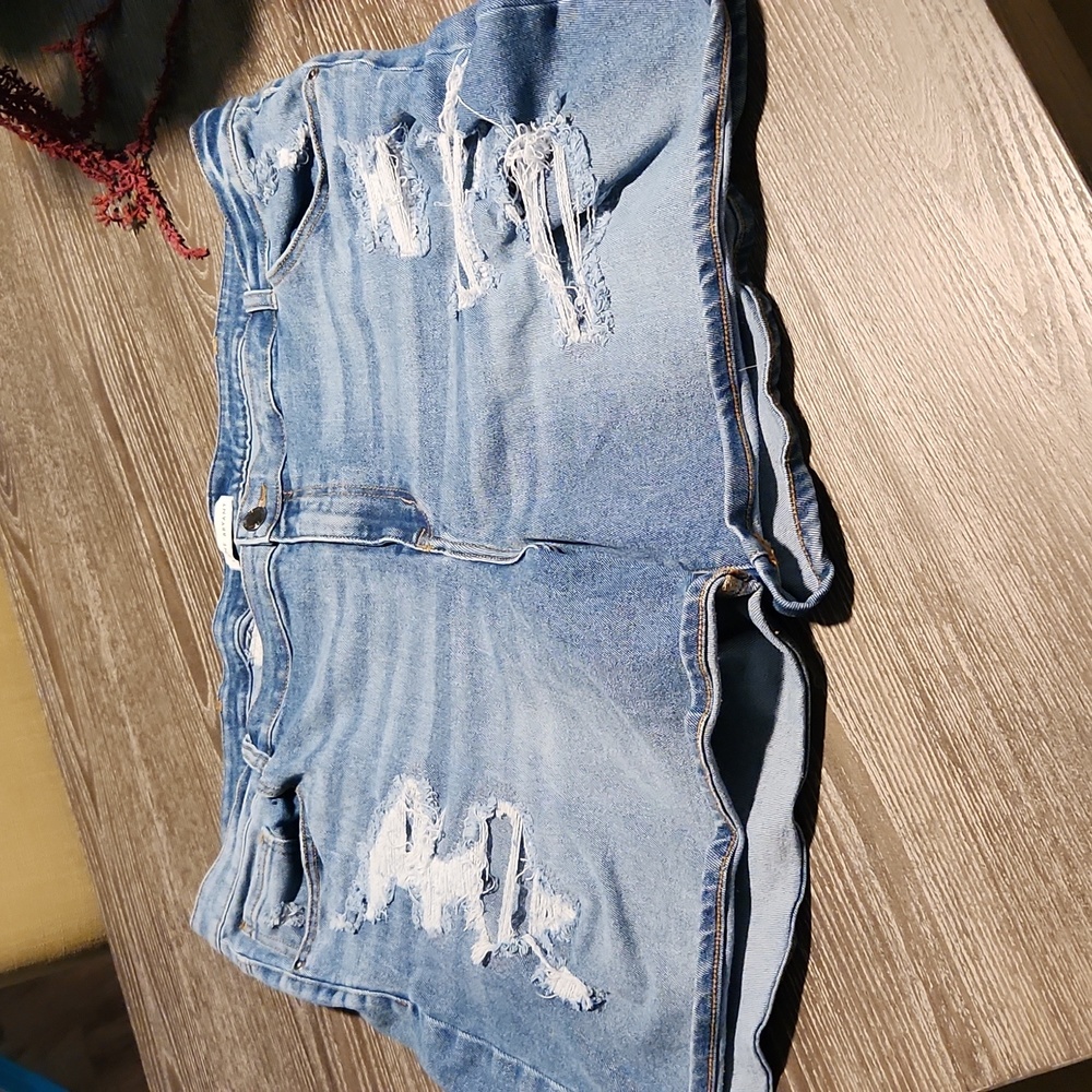 Midrise boyfriend midi short. Signature fit